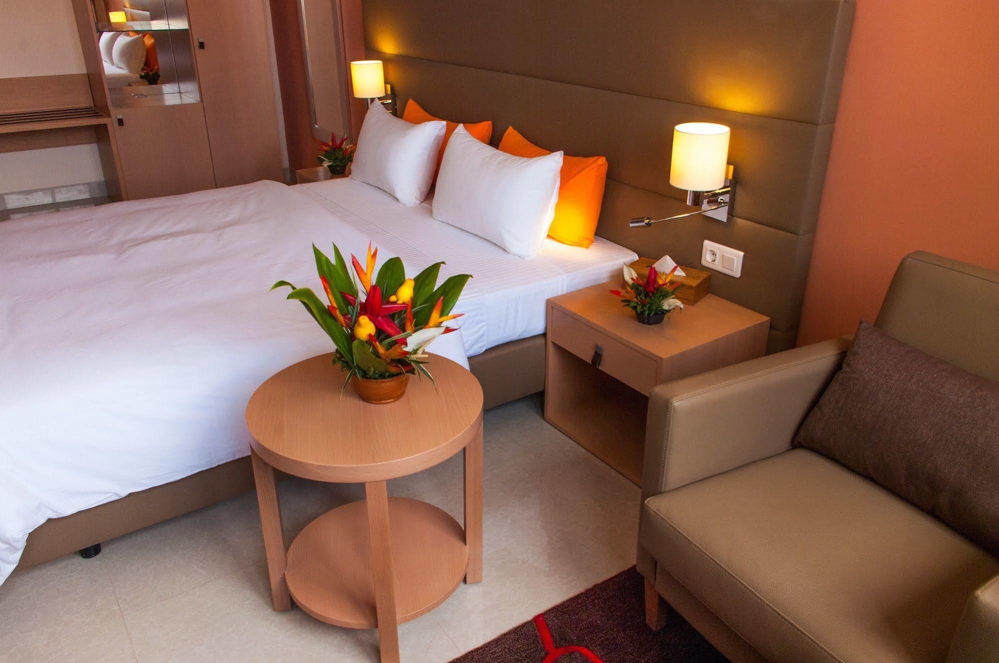 Bravia Hotel Уагадугу Экстерьер фото